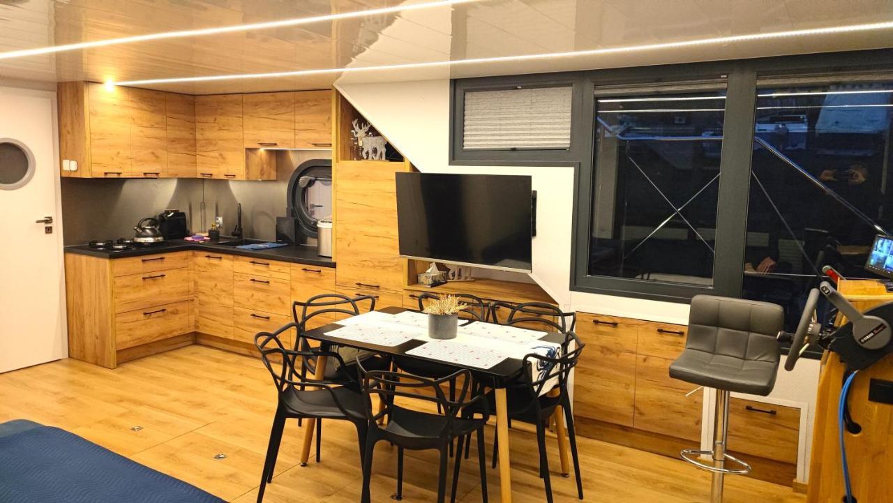 Houseboat Water King Plywajacy Dom Na Wodzie, 7 Os Apartment Wroclaw